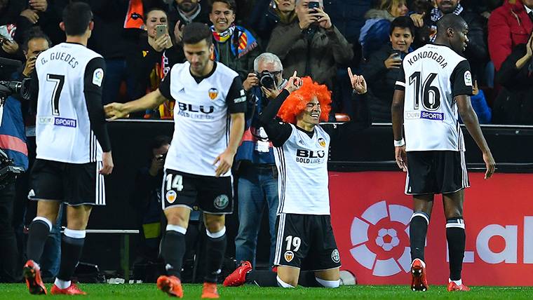 Rodrigo, celebrando el gol al FC Barcelona con una peluca