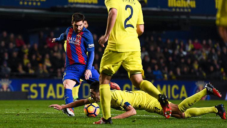 Bruno Soriano prevents the finish of Leo Messi in a Villarreal-FC Barcelona