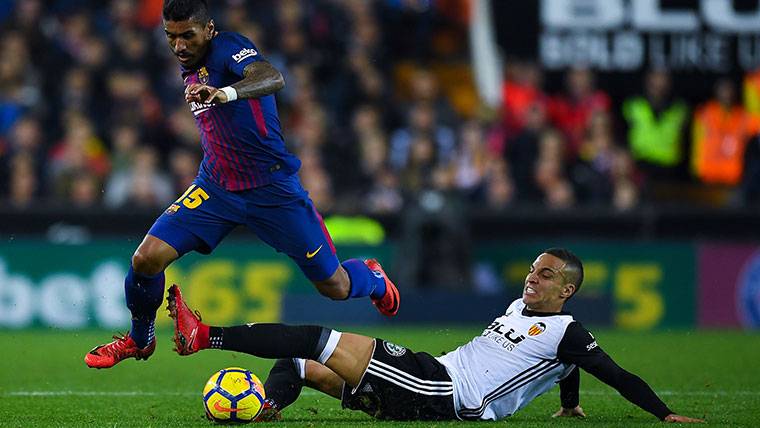 Rodrigo, entrando duramente a Paulinho en una acción del Valencia-Barça