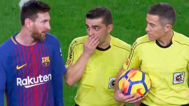 Leo Messi, hablando con Iglesias Villanueva y su asistente