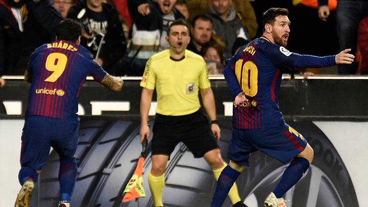 Leo Messi y Luis Suárez protestan por un gol no concedido al FC Barcelona