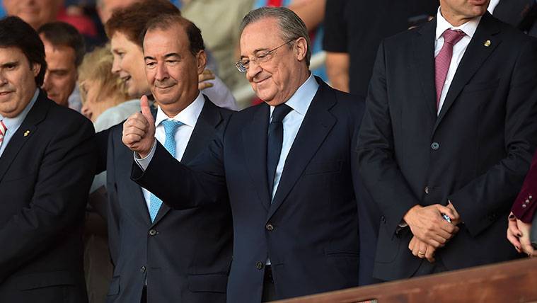 Florentino Pérez, en el palco del estadio de Montilivi