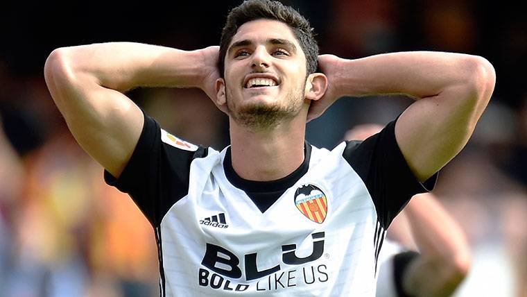 Gonçalo Guedes, lamentando una jugada fallida contra el Barça