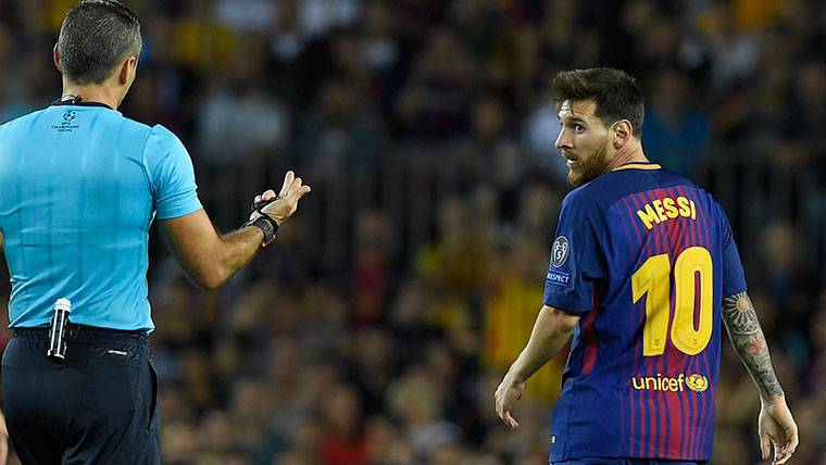 Leo Messi, protesting an action to the referee of the party
