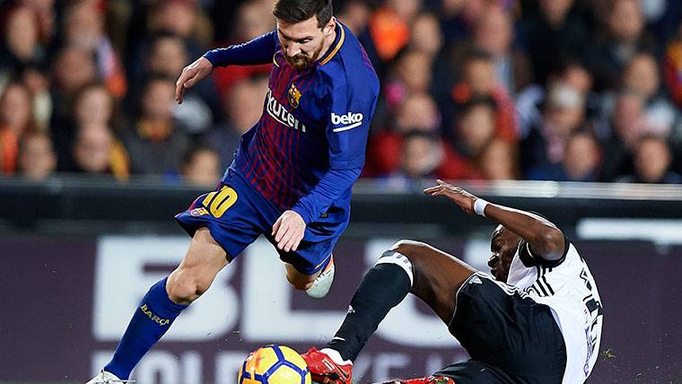 Leo Messi, intentando marcharse de Kondogbia frente al Valencia