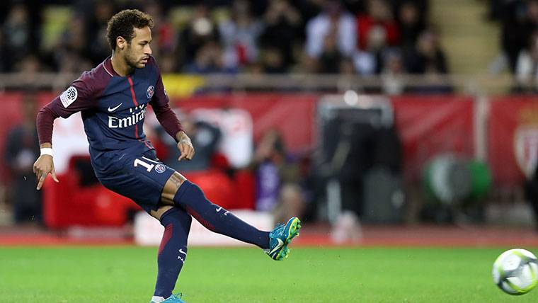 Neymar Jr, efectuando un lanzamiento de penalti con el PSG