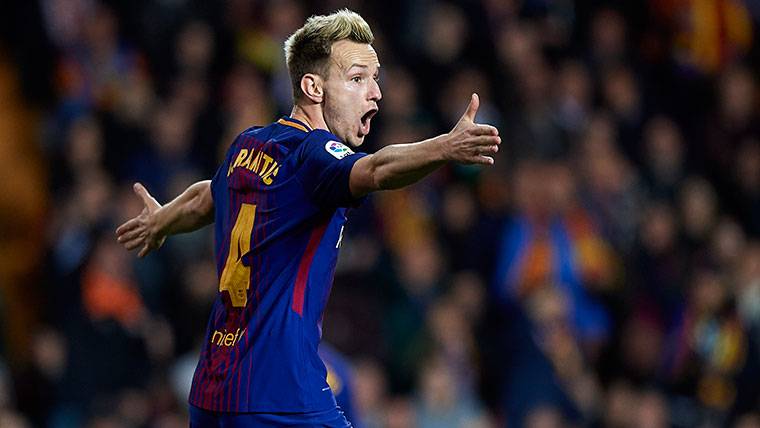 Ivan Rakitic, protesting an action to the referee in Valencia