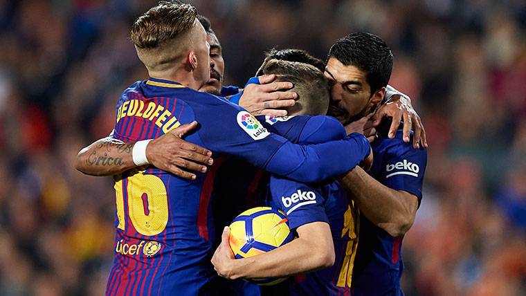El FC Barcelona, celebrando el gol de Jordi Alba al Valencia