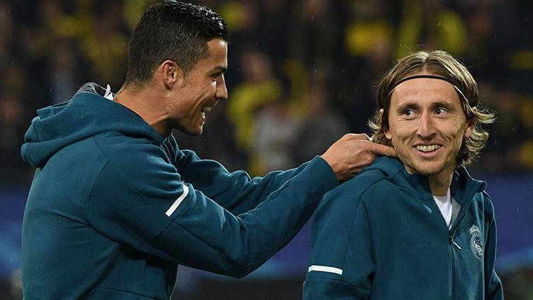 Cristiano Ronaldo and Luka Modric, in a warming of the Real Madrid