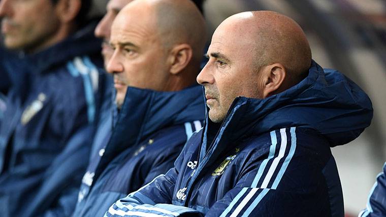 Jorge Sampaoli, seated in the bench of the selection of Argentina