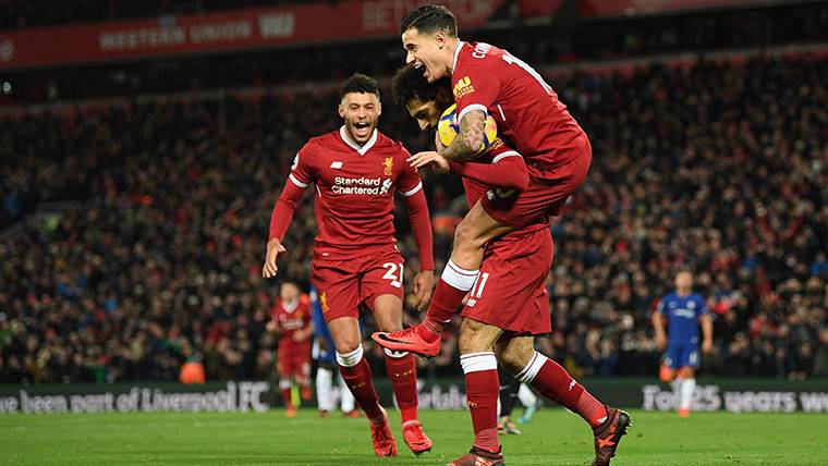 Coutinho, celebrando un gol de Salah en el Liverpool