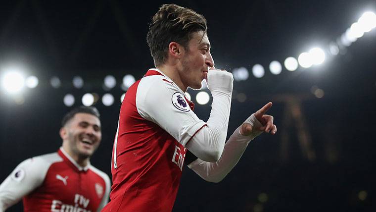 Mesut Özil, celebrando un gol marcado con el Arsenal