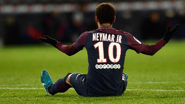 Neymar Jr, protestando una acción con el Paris Saint-Germain