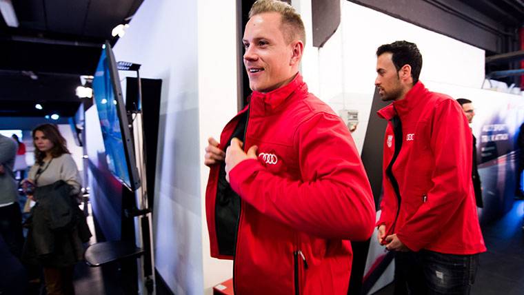 Marc-André Ter Stegen, during the act of delivery of the Audi to the players