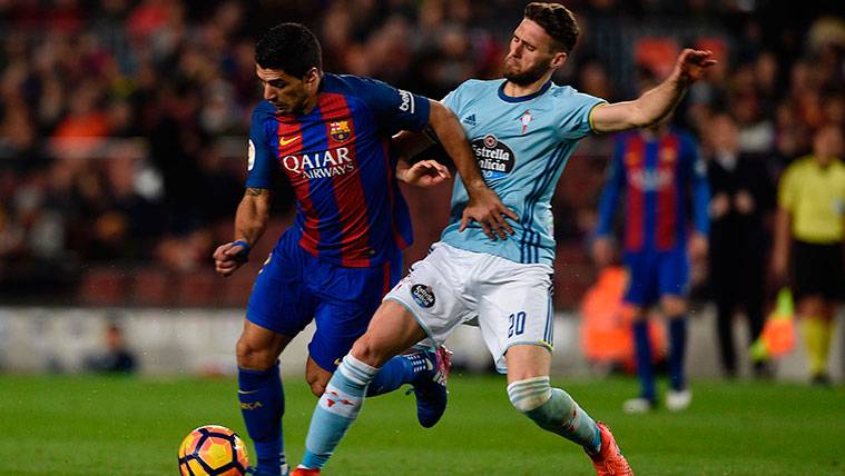 Sergi Gómez y Luis Suárez pugnan por un balón