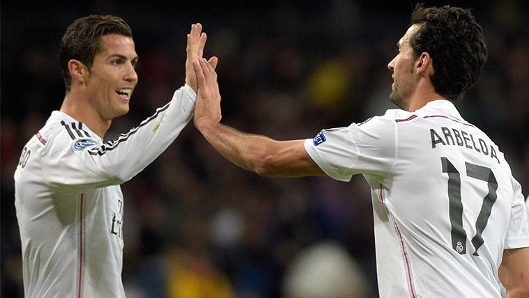 Cristiano Ronaldo y Álvaro Arbeloa celebran un gol del Real Madrid
