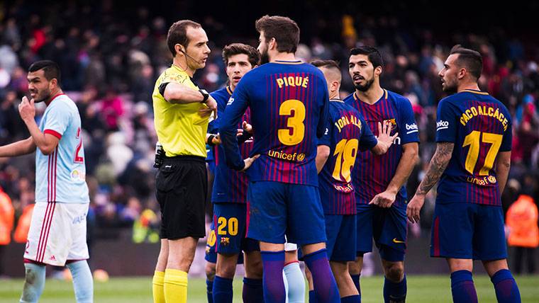 Players of the FC Barcelona protest to Melero López