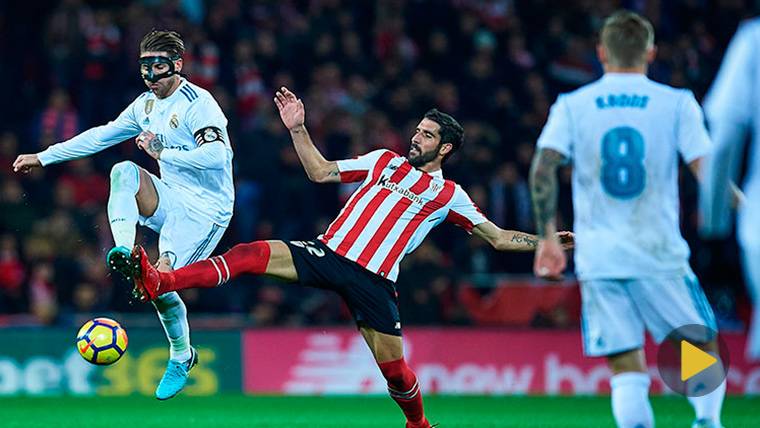 Sergio Ramos, intentando sacar un balón del área del Real Madrid