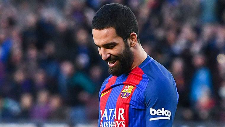 Arda Turan durante un partido con el FC Barcelona