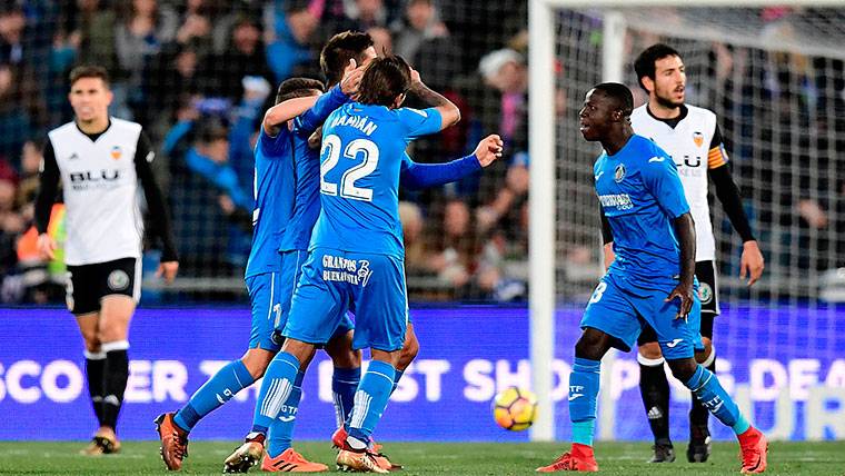 Players of the Getafe celebrating a goal in front of Valencia