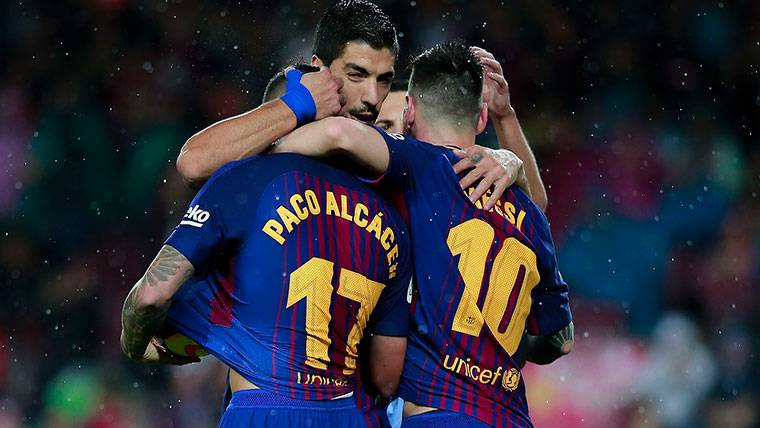 Paco Alcácer, celebrating a goal with Luis Suárez and Leo Messi