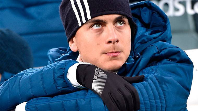 Paulo Dybala en el banquillo del Juventus Stadium