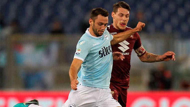 Stefan de Vrija y Andrea Belotti pugnan por un balón en el Lazio-Torino