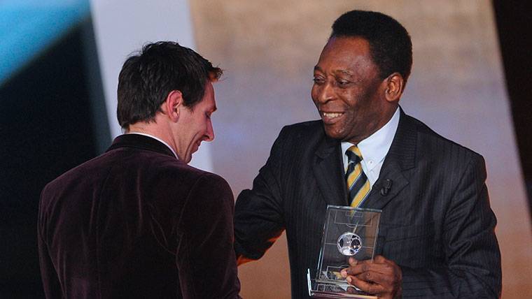 Leo Messi recibiendo un premio de Pelé