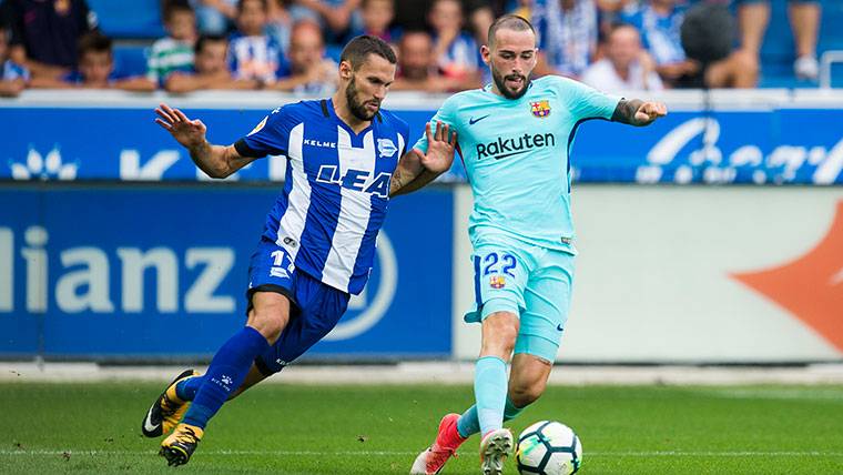 Alfonso Pedraza, pugnando a balloon with Aleix Vidal