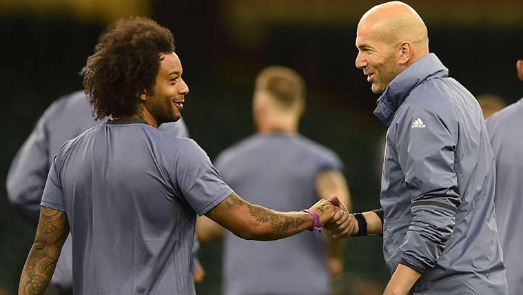 Marcelo and Zinedine Zidane in a training of the Real Madrid