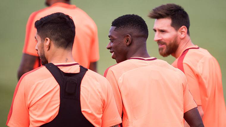 Ousmane Dembélé, en un entrenamiento con Messi y Suárez
