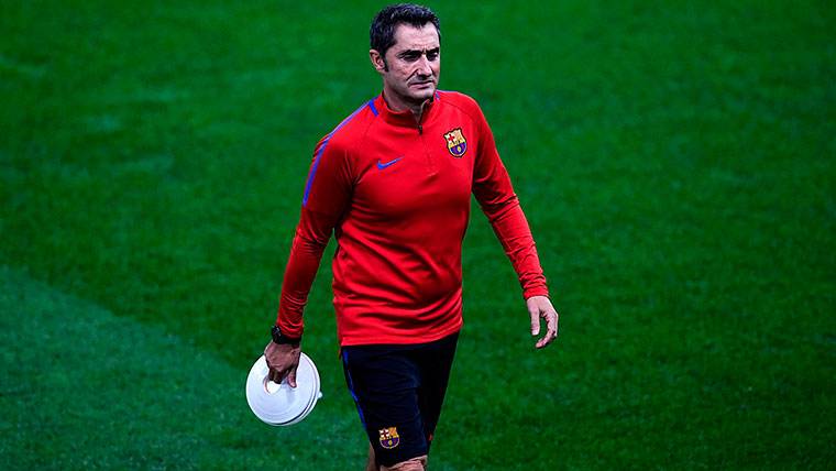 Ernesto Valverde, durante un entrenamiento con el FC Barcelona