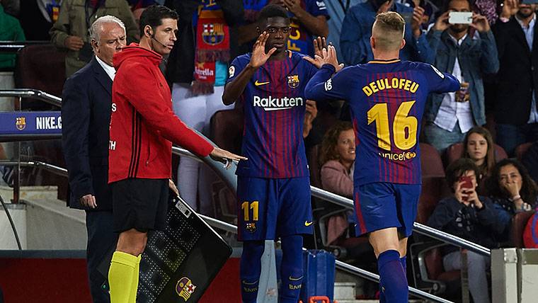 Dembélé, saliendo a jugar por Deulofeu en un partido