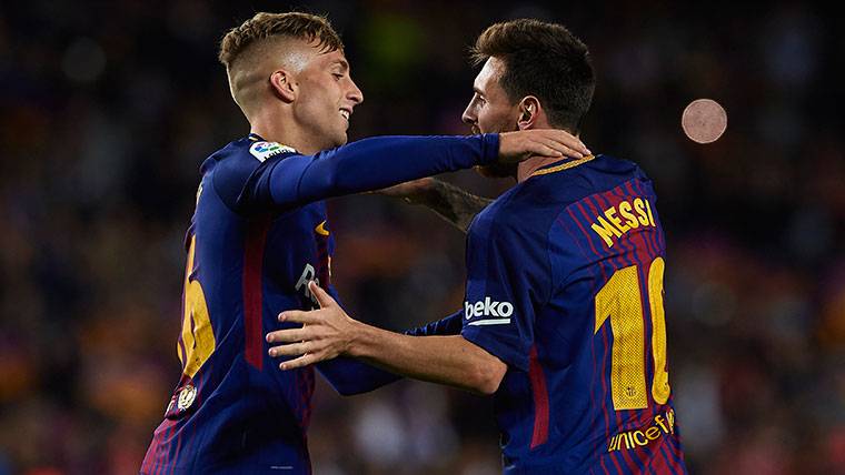 Deulofeu, abrazándose a Leo Messi tras un gol del Barça