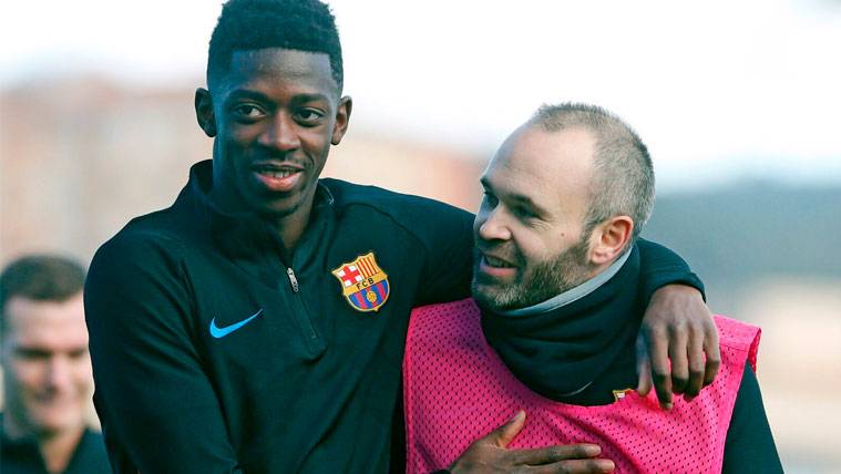 Ousmane Dembélé y Andrés Iniesta en un entrenamiento del FC Barcelona