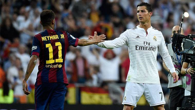 Neymar y Cristiano Ronaldo se saludan en un Clásico en el Santiago Bernabéu