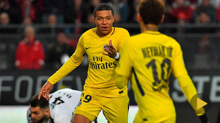 Kylian Mbappé Celebrates a goal with Paris Saint Germain