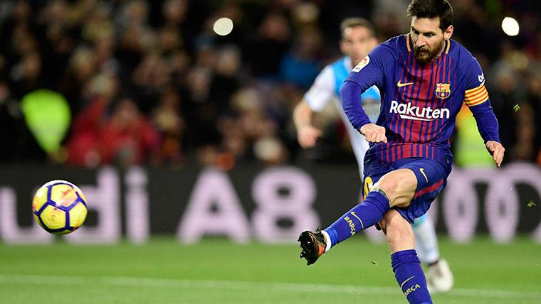 Leo Messi, lanzando un penalti contra el Deportivo de la Coruña