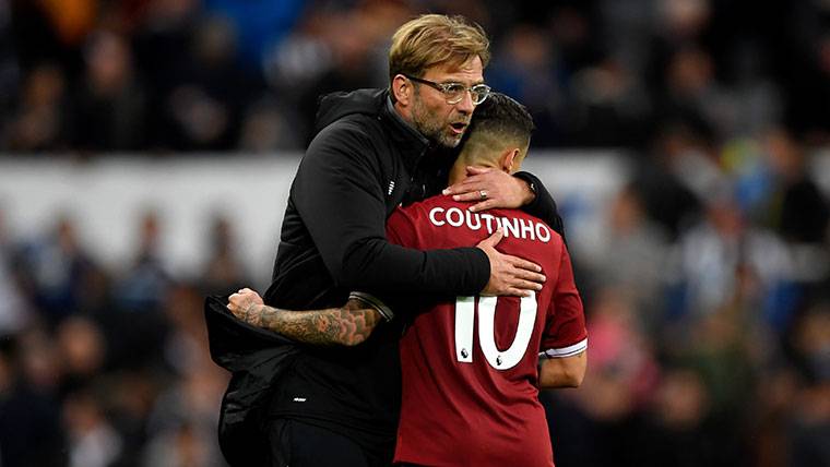 Philippe Coutinho and Klopp, just after a change