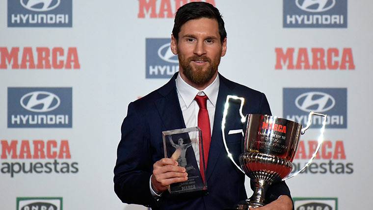 Leo Messi, posando con el trofeo Pichichi