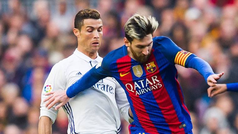 Cristiano Ronaldo and Leo Messi, during a Real Madrid-Barça