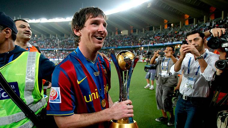 Leo Messi raising the World-wide of Clubs
