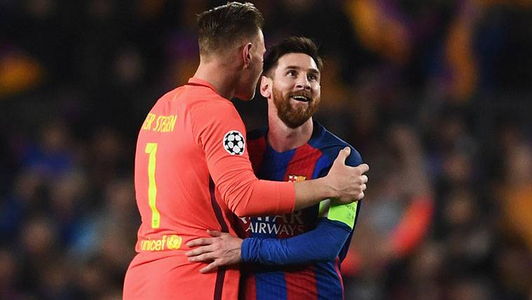 Marc-André Ter Stegen y Leo Messi tras un partido de Champions