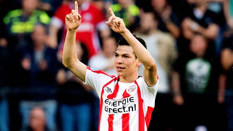 Hirving Lozano celebra un gol con el PSV Eindhoven