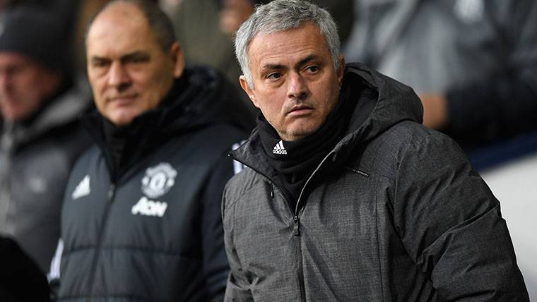 José Mourinho, beside one of his assistants in the United