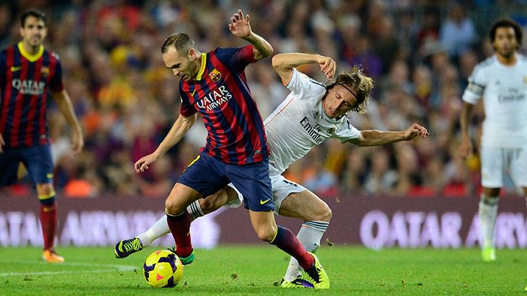 Andrés Iniesta and Modric during a Classical