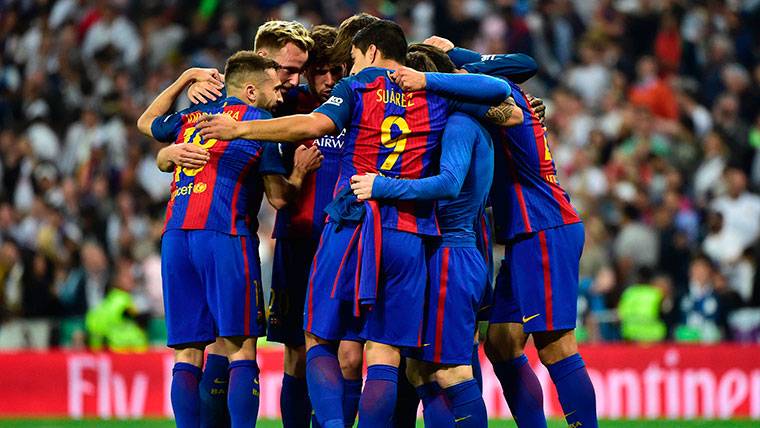 El FC Barcelona, celebrando el último gol de Leo Messi en el Bernabéu