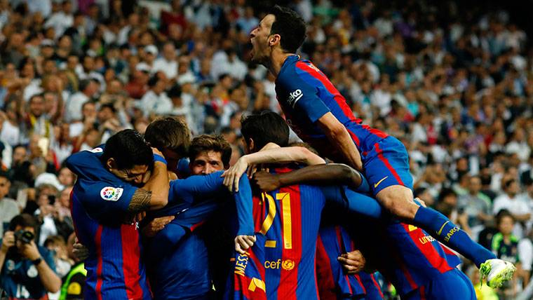 El FC Barcelona, celebrando el último gol de Messi en el Bernabéu