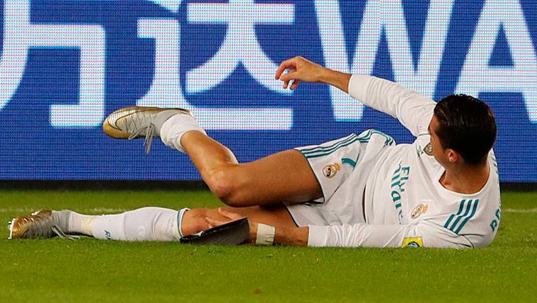 Cristiano Ronaldo se duele de una acción con Geromel en el Mundial de Clubs