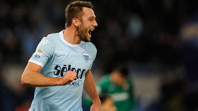 Stefan de Vrij celebra un gol con la Lazio